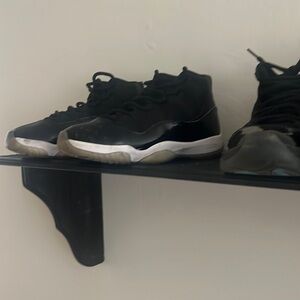 size 10 space jams comes with box